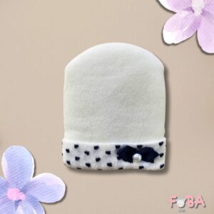 CAPPELLINO NEONATO BIANCO CON FIOCCHETTO BLU E PERLA – COTONE MORBIDO