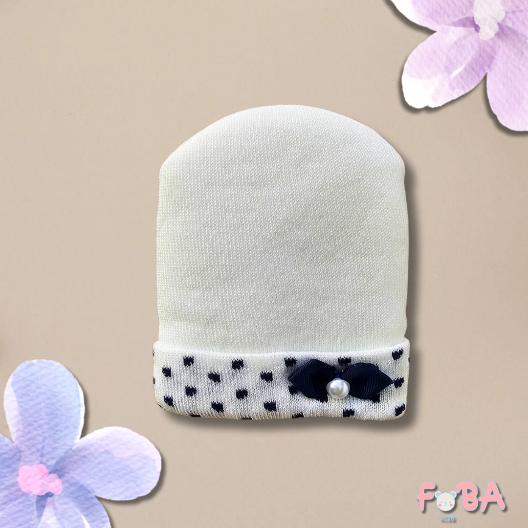 CAPPELLINO NEONATO BIANCO CON FIOCCHETTO BLU E PERLA – COTONE MORBIDO