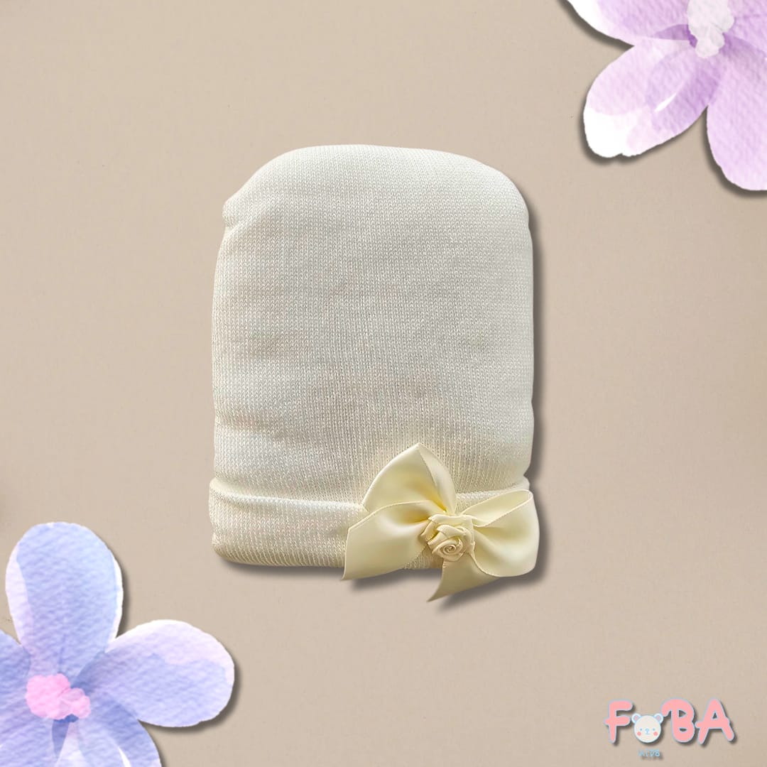 CAPPELLINO NEONATO PANNA IN COTONE CON FIOCCHETTO IN RASO E ROSELLINA