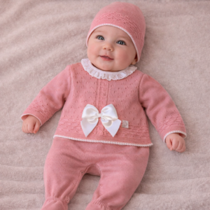 COMPLETO NEONATA IN MAGLIA 3 PEZZI CON CAPPELLINO, MAGLIONCINO RICAMATO E PANTALONI – TAGLIA UNICA