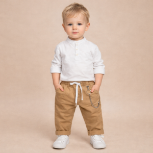 COMPLETO BAMBINO 2 PEZZI – CAMICIA BIANCA E PANTALONE BEIGE CON CATENA