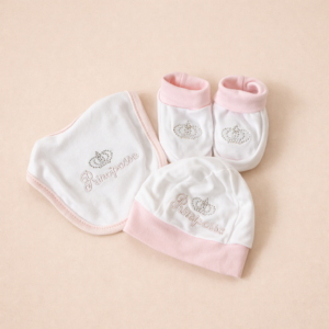 SET REGALO NEONATA “PRINCIPESSA” – CAPPELLINO, BAVAGLINO E SCARPINE ROSA