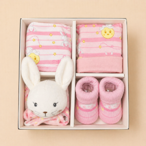 SET NASCITA NEONATO 4 PEZZI – DOUDOU, CAPPELLINO, BAVETTA, CALZINE